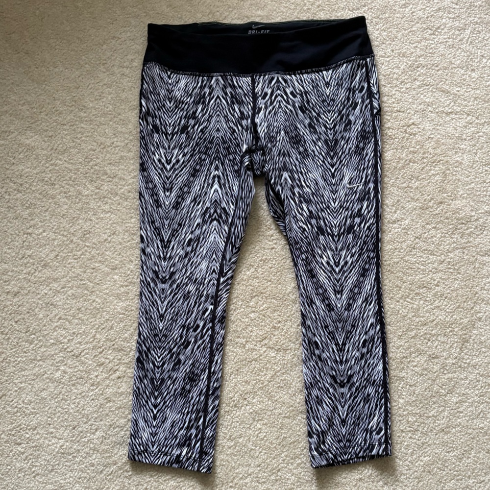 Nike Women’s Dri-Fit Patterned Cropped Leggings. Adjustable Waist. Size Large.